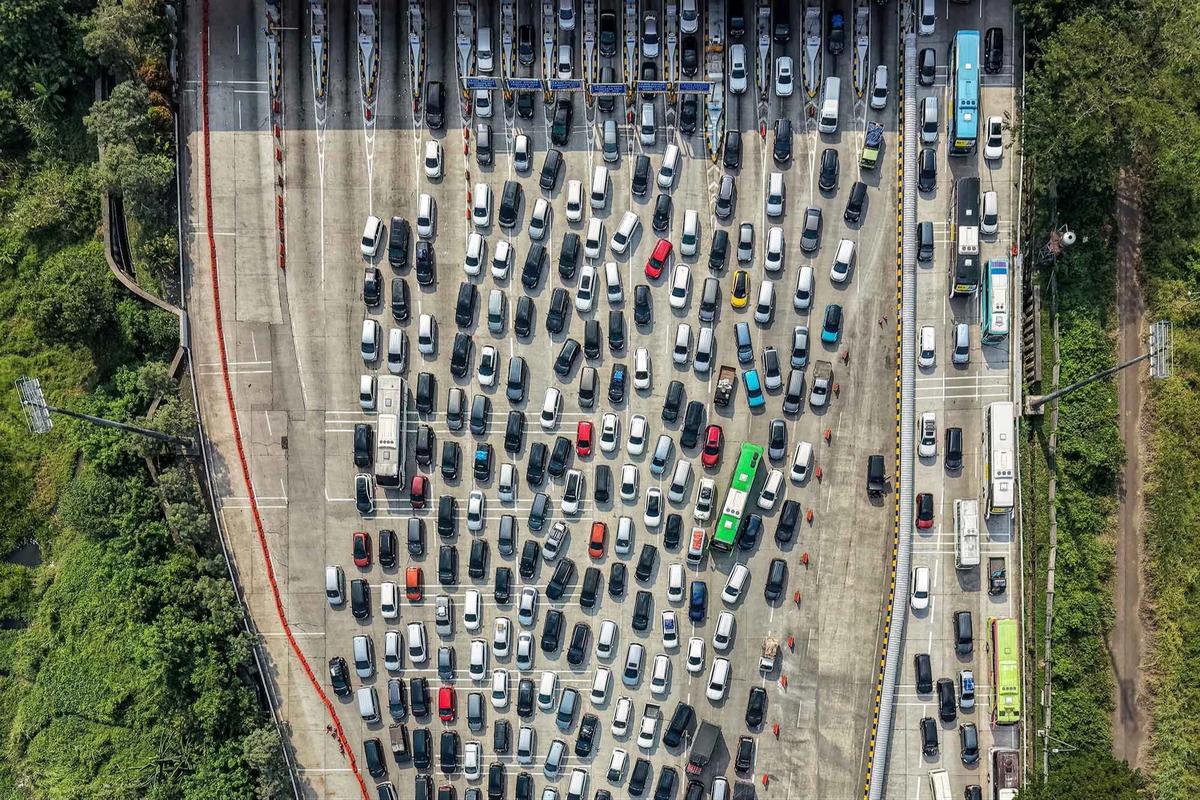 FOTO: Kemacetan Mengular di Gerbang Tol Cikampek Jelang Puncak Arus  Mudik Lebaran 2026