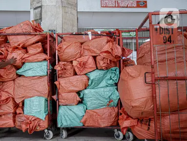 Pekerja menyortir paket dan logistik yang akan didistribusikan di Sentral Pengolahan PT Pos Indonesia (Persero), Jakarta, Jumat (15/5/2020). Pengiriman paket via Pos pada H-9 Lebaran 2020 mencapai 1,8 juta barang atau naik 20 persen dibandingkan periode sama tahun lalu. (Liputan6.com/Faizal Fanani)