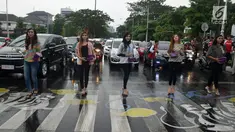 Puluhan model dari Bayu Ramli Modeling membagikan takjil di perempatan Jalan Pahlawan, Semarang, Jawa Tengah, Jumat, (18/5). Acara ini merupakan bagian dari kegiatan amal para model. (Liputan6.com/Gholib)