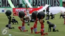 Penari berkostum Hanoman mengangkat trophi Piala Presiden usai membawakan tarian kontemporer di Stadion Maguwoharjo, Sleman, Sabtu (4/2). 100 penari D.I. Yogyakarta tampil memeriahkan pembukaan Piala Presiden 2017. (Liputan6.com/Helmi Fithriansyah)