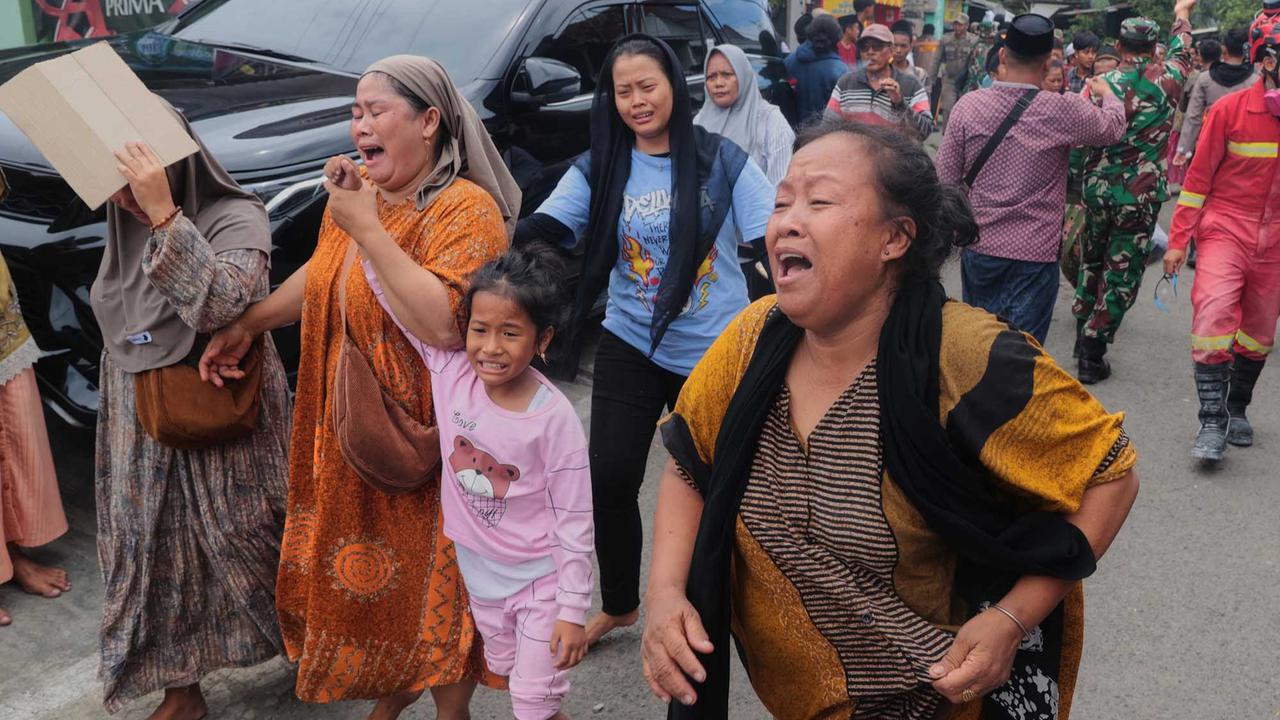 FOTO: Tangis Keluarga  Menunggu Santri Korban Musala Ambruk