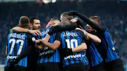 Pemain Inter Milan, Ivan Perisic dan rekan setimnya merayakan gol ke gawang Chievo Verona pada laga ke-15 Serie A, di Stadion San Siro, Minggu (3/12). Perisic mencetak hat-trick dari kemenangan telak 5-0. (AP/Antonio Calanni)