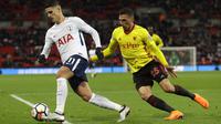 Aksi pemain Tottenham, Erik Lamela (kiri) mengecoh pemain Watford, Jose Holebas pada lanjutan Premier League di Wembley stadium, London, (30/4/2018). Tottenham menang 2-0. (AP/Kirsty Wigglesworth)