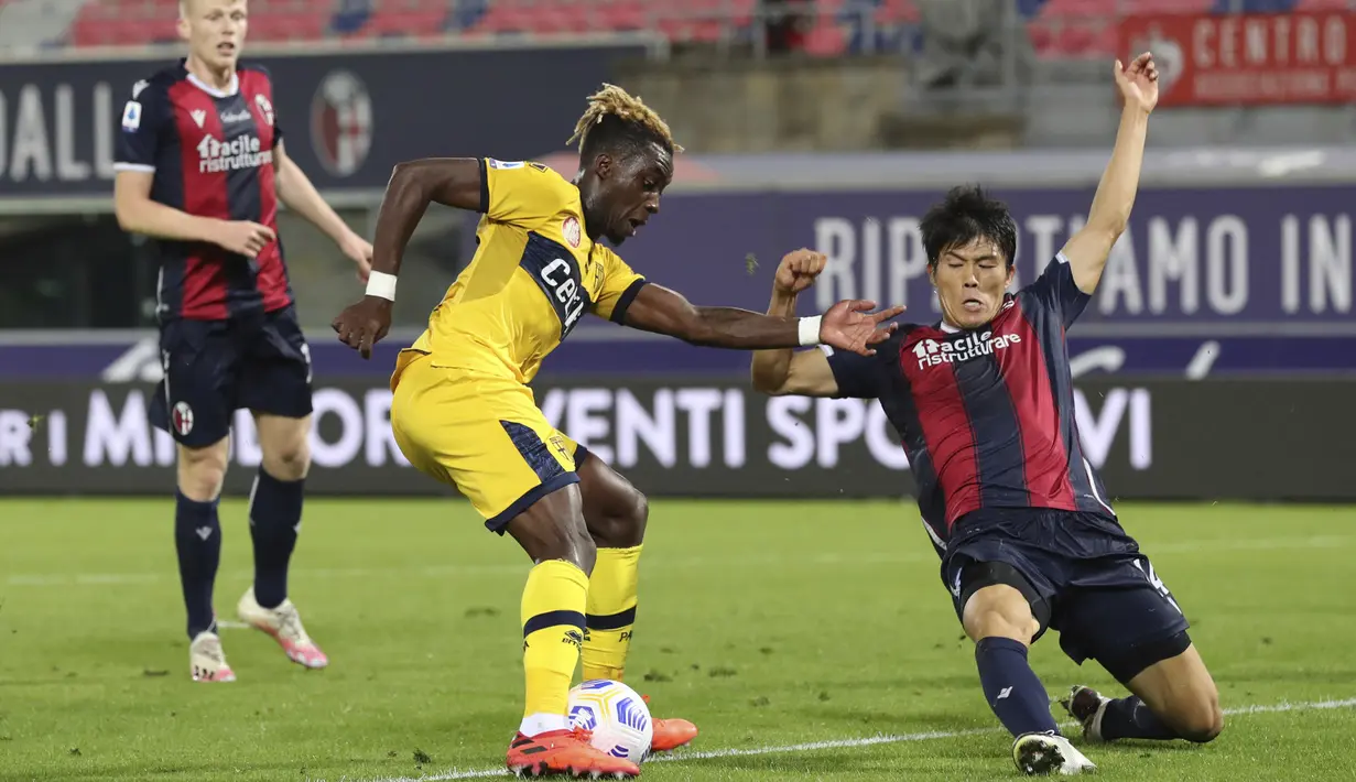 Bek Bologna, Takehiro Tomiyasu, berebut bola dengan penyerang Parma, Yann Karamoh, pada laga lanjutan Liga Italia di di Stadion Renato Dell'Ara, Selasa (29/9/2020) dini hari WIB. Bolongna menang 4-1 atas Parma. (Filippo Rubin/LaPresse via AP)