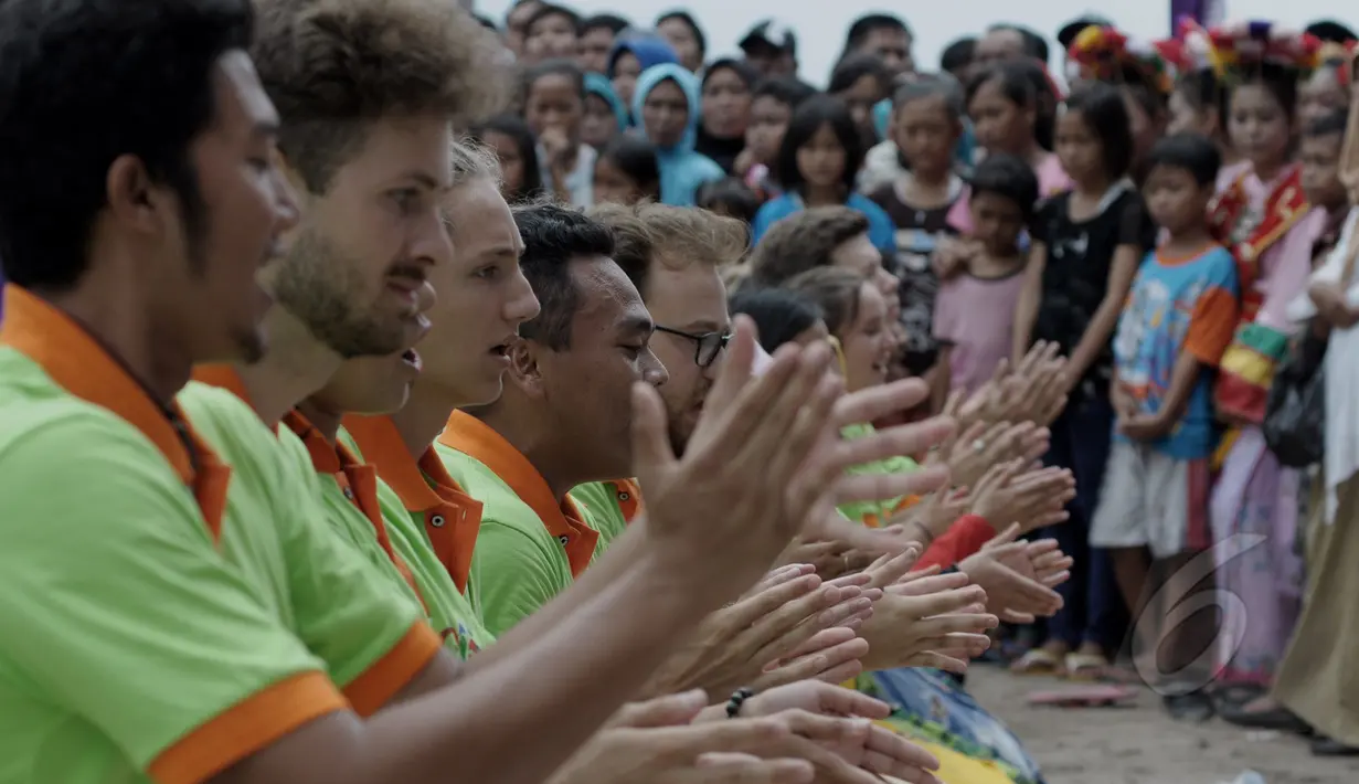Gaya para peserta pertukaran pelajar Indonesia - Canada saat membawakan tarian saman asal Aceh dalam acara "Tidung Festival 2015" yang digelar di Pulau Tidung, Kepulauan Seribu, Jakarta, Sabtu (7/3/2015). (Liputan6.com/Andrian M Tunay)