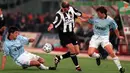 Gelandang Juventus, Zinedine Zidane, berusaha melewati hadangan pemain Lazio pada laga Serie A di Stadion Olimpico, Roma, Minggu (5/4/1998). (EPA/Maurizio Brambatti)
