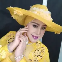 Potret masa remaja Ratu Dangut Elvy Sukaesih mencuri perhatian netizen. Wanita yang kini berusia 71 tahun itu membagikan  potretnya saat masih usia remaja. Tidak sendiri, ia tampak berpose bersama Raja Dangdut Rhoma Irama. [Instagram/elvy_sukaesih]