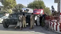 Pejuang Taliban berjaga-jaga di sebuah pos pemeriksaan di Kota Kunduz, Afghanistan, Senin (9/8/2021). Para militan telah meningkatkan serangan mereka di sebagian besar Afghanistan dalam beberapa pekan terakhir. (AP Photo/Abdullah Sahil)