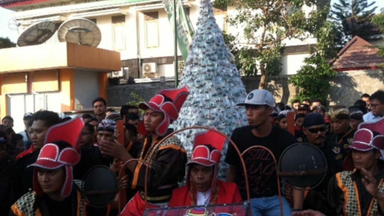 Ratusan warga Yogya serbu Grebeg Gunungan 4.000 batu akik