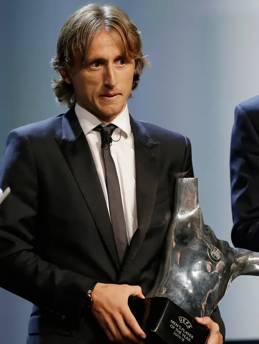 Gelandang Real Madrid asal Kroasia, Luka Modric saat menerima piala pemain terbaik UEFA di The Grimaldi Forum di Monaco, (30/8). Modric juga dinobatkan sebagai gelandang terbaik UEFA musim 2017-2018. (AP Photo/Claude Paris)