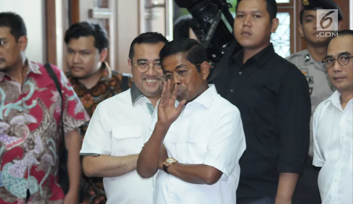 Mensos, Idrus Marham (tengah) berada di ruang sidang pengadilan Tipikor jelang sidang tuntutan kasus dugaan korupsi proyek e-KTP dengan terdakwa Setya Novanto, Jakarta, Kamis (29/3). Sidang mendengar pembacaan tuntutan. (Liputan6.com/Helmi Fithriansyah)