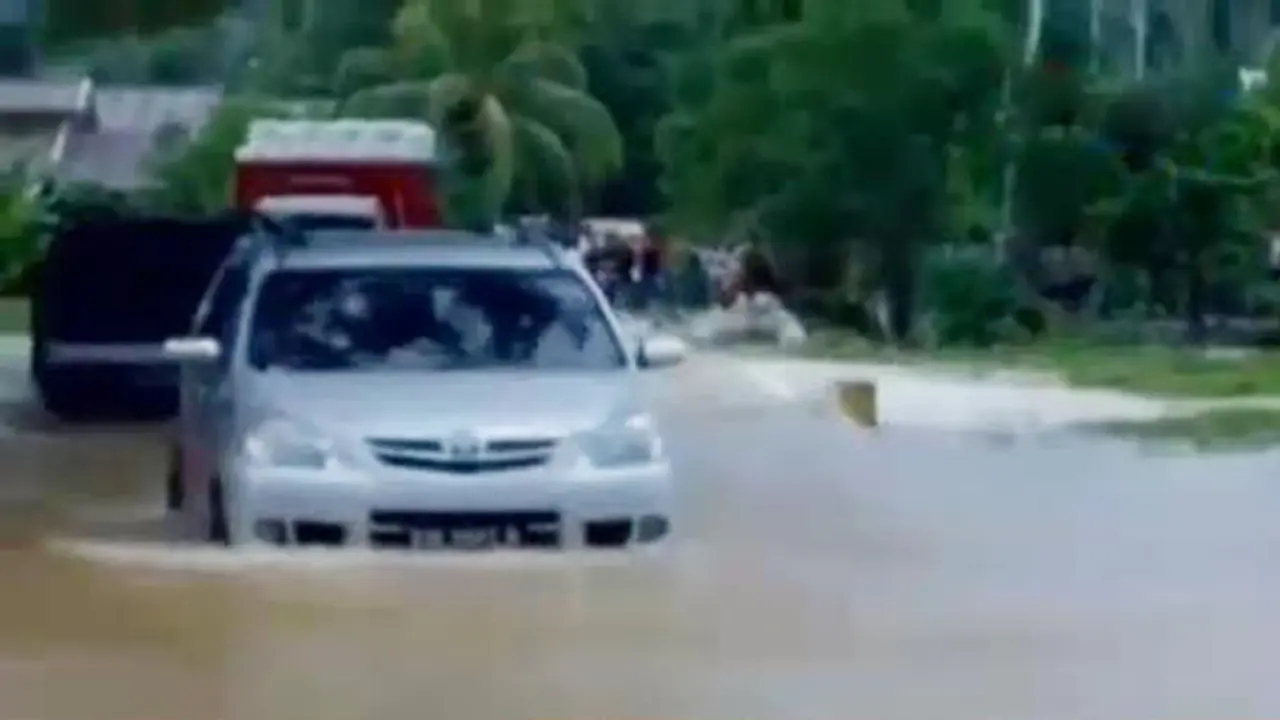 Jalanan Manado Terendam Banjir