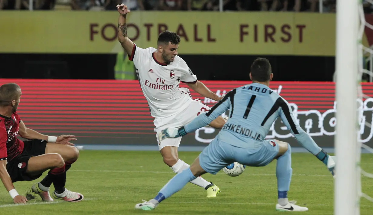 Pemain AC Milan, Patrick Cutrone (tengah) saat mencetak gol ke gawang Shkendija yang dikawal kiper Kostandin Zahov pada leg kedua kualifikasi UEFA Europa League di Philip II Arena, Skopje, Makedonia, (24/8/2017). (AP/Boris Grdanoski)