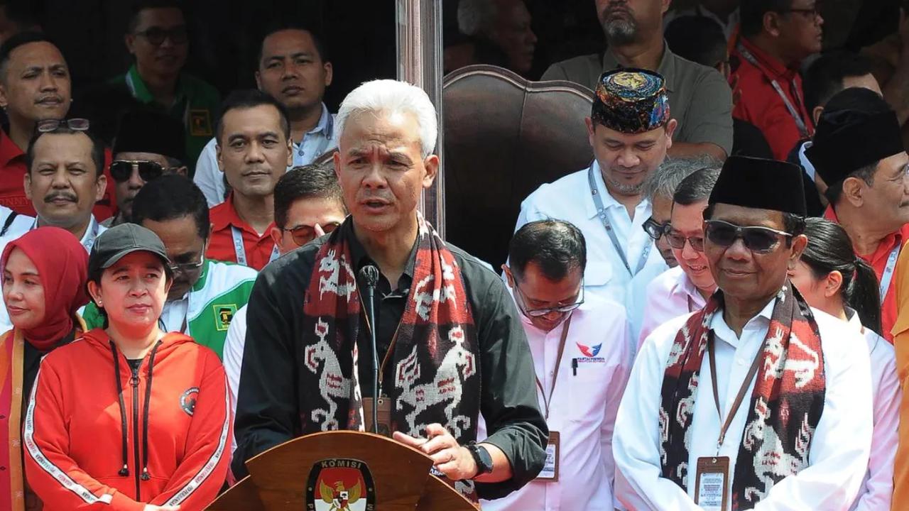 Visi keduanya ada di halaman 11 dokumen tersebut.