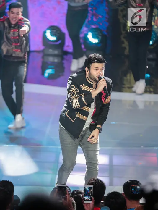 Pedangdut Ridho Rhoma saat tampil dalam acara Indonesian Dangdut Awards 2018 di Studio 5 Indosiar, Jakarta, Jumat (12/10). Ridho membawakan lagu Let's Have Fun Together. (Liputan6.com/Faizal Fanani)