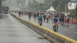 Warga beraktivitas saat car free day (CFD) di kawasan Bundaran HI, Jakarta, Minggu (29/12/2019). Kendati tidak seramai saat cerah, warga yang berlari, jalan santai, atau swafoto masih menjadi pemandangan di area CFD usai hujan mengguyur Jakarta. (Liputan6.com/Faizal Fanani)