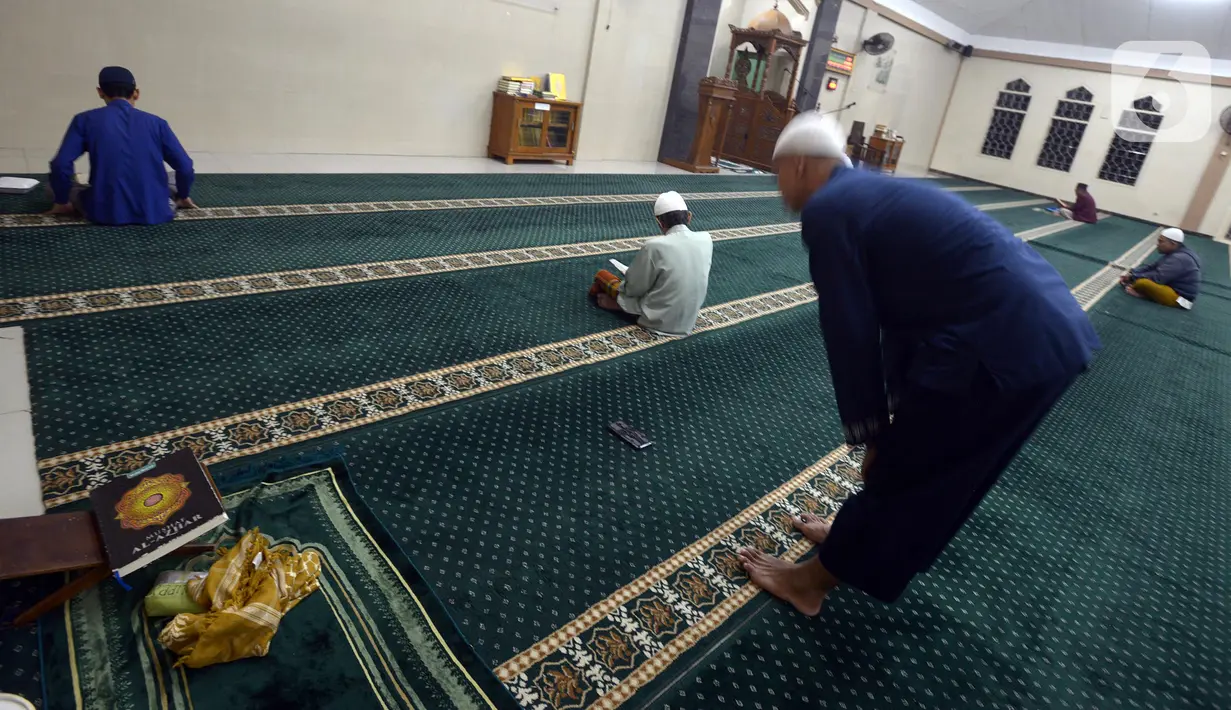<p>Warga beribadah saat melakukan itikaf pada malam ke-27 bulan puasa Ramadhan 1443 H di Masjid Asy-Syuhada, Cikampek, Kabupaten Karawang, Jawa Barat, Jumat (29/4/2022). Itikaf dilakukan pada 10 hari terakhir bulan Ramadhan dengan membaca Alquran, dzikir, dan selawat untuk mencari rida Allah SWT. (merdeka.com/Imam Buhori)</p>