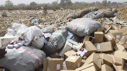 Vaksin COVID-19 yang kedaluwarsa sedang dihancurkan di Abuja, Rabu (22/12/2021). Penghancuran vaksin kedaluwarsa ini setelah otoritas kesehatan Nigeria mengatakan ada sejumlah dosis vaksin Covid-19 sumbangan yang masa berlaku penggunaannya tinggal beberapa pekan lagi. (AP Photo/Olamikan Gbemiga)