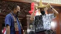 Gubernur Jawa Tengah Ganjar Pranowo menerima cenderamata dari Raja Nusak Termanu Rote Ndao, Nusa Tenggara Timur, Vicoas TB Amal. (ANTARA/HO-Humas Pemprov Jateng).