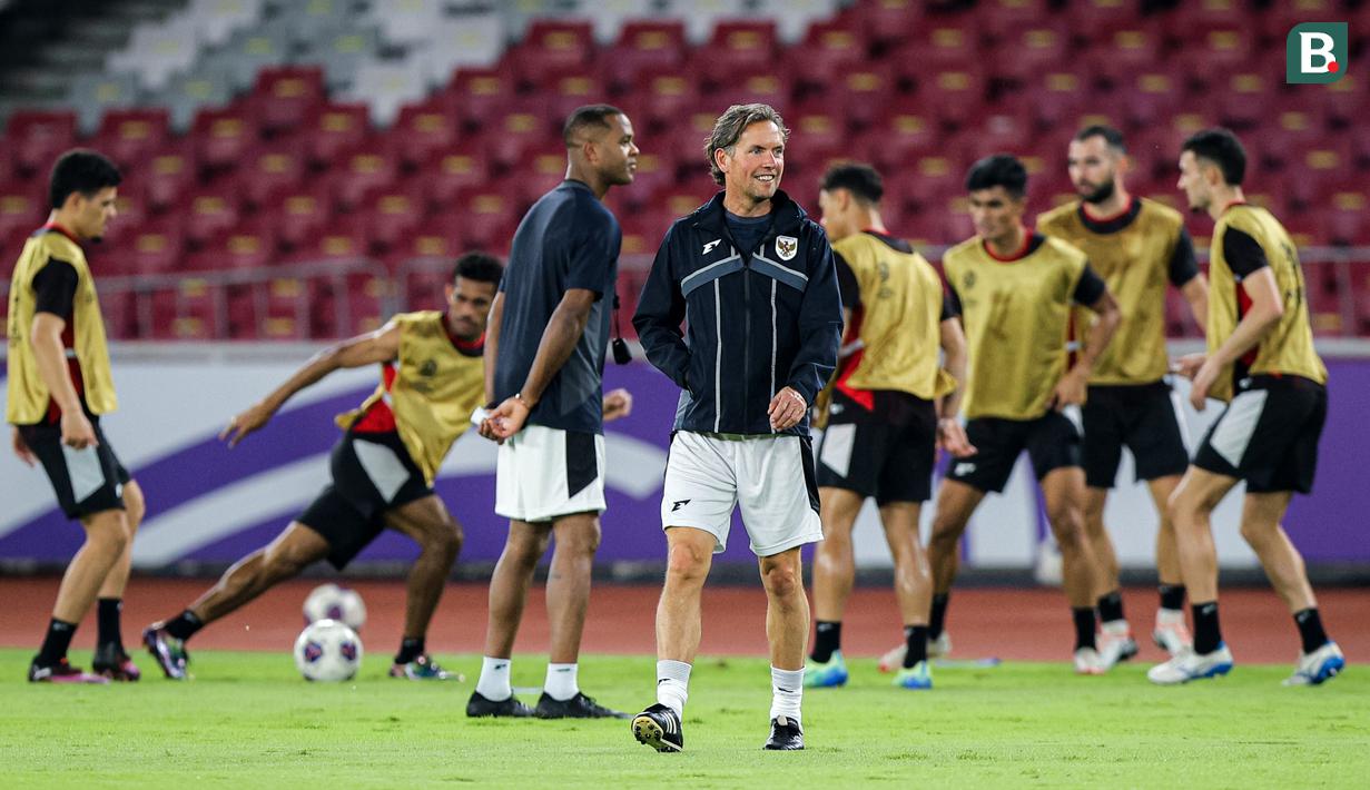 <p>Asisten pelatih Timnas Indonesia, Alex Pastoor, dalam latihan resmi menjelang laga putaran ketiga Grup C Kualifikasi Piala Dunia 2026 di Stadion Utama Gelora Bung Karno (SUGBK), Senayan, Jakarta, Senin (24/03/2025). (Bola.com/Bagaskara Lazuardi)</p>