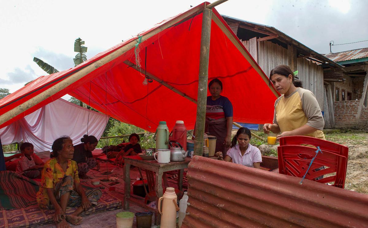 Warga Mulai  Bersihkan Puing Bangunan Pascagempa NTT