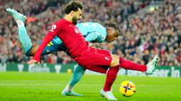 Pemain Liverpool Mohamed Salah berebut bola dengan pemain Southampton Armel Bella-Kotchap pada pertandingan sepak bola Liga Inggris di Stadion Anfield, Liverpool, Inggris, 12 November 2022. Liverpool mengalahkan Southampton dengan skor 3-1. (AP Photo/Jon Super)