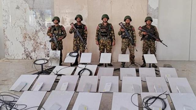 Dalam foto yang dirilis oleh militer Myanmar pada 19 Oktober 2025, tampak para tentara berdiri di samping perangkat Starlink saat melakukan penyitaan di pusat penipuan daring KK Park di Myawaddy, Negara Bagian Karen.