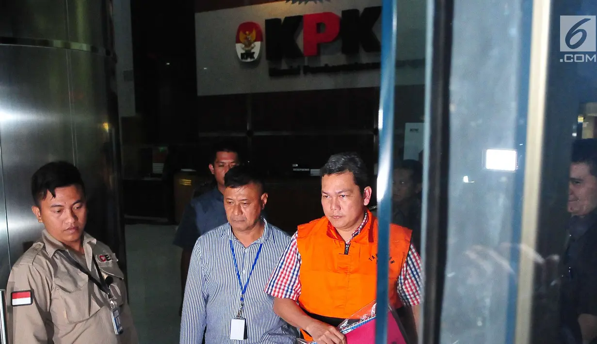 Ketua DPD Partai NasDem kota Brebes, Amir Mirza Hutagalung usai menjalani pemeriksaan di gedung KPK, Jakarta, Rabu (30/8). Amir ditangkap petugas KPK terkait kasus hukum yang melibatkan Wali Kota Tegal Siti Masitha. (Liputan6.com/Helmi Afandi)