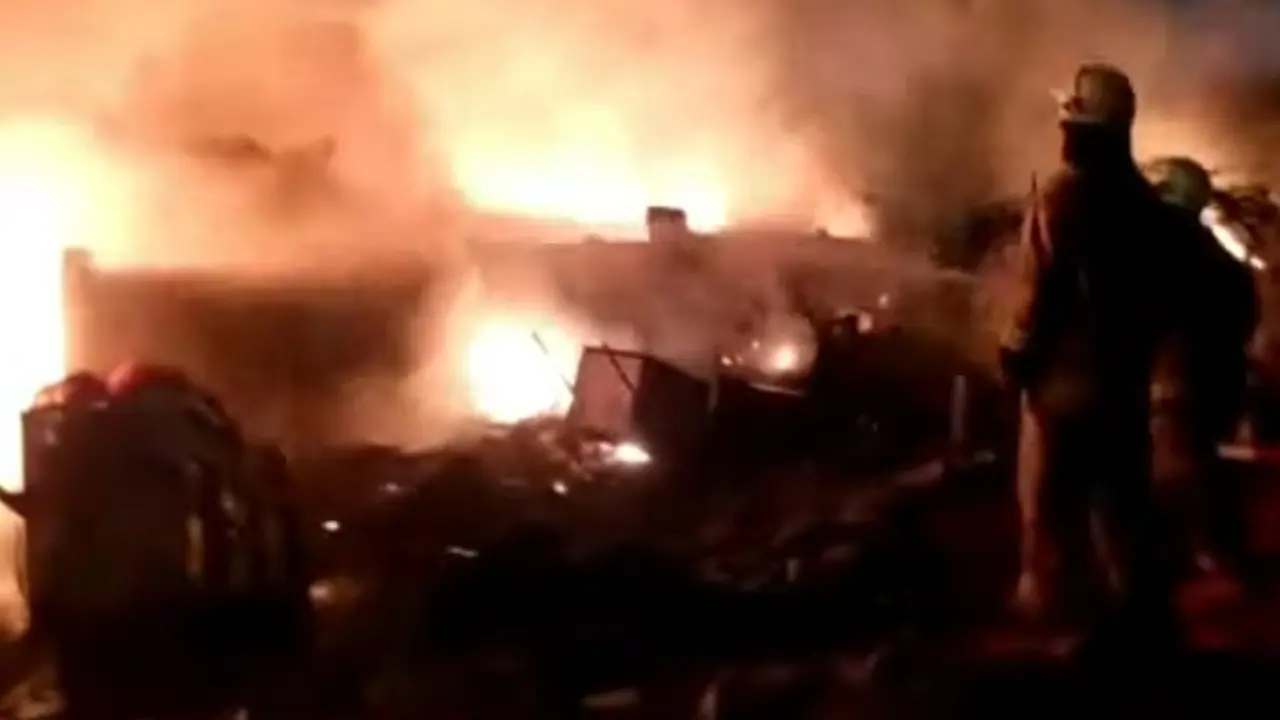 Kebakaran melanda sebuah sebuah perkampungan padat penduduk di dekat RSUD Kebayoran Lama, Jakarta Selatan.