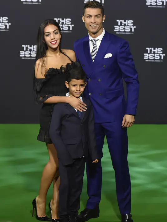 Cristiano Ronaldo berfoto bersama kekasihnya, Georgina Rodriguez dan anaknya Cristiano Ronaldo Jr usai menerima The Best FIFA Men's Player of 2016 Award pada ajang The Best FIFA Football Awards 2016  di Zurich, (9/1/2017). (AFP/Michael Buholzer)