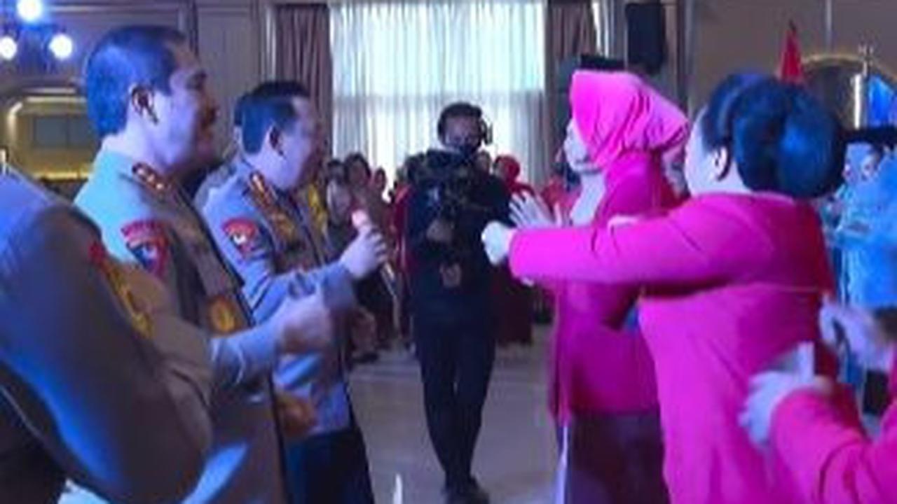 Mereka terdengar membawakan lagu dangdut campursari milik Didi Kempot berjudul Pamer Bojo.<br>