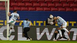 Satu-satunya gol yang tercipta di laga ini dicetak oleh pemain Argentina, Guido Rodriguez, saat laga baru berjalan 13 menit. (AP/Ricardo Mazalan)