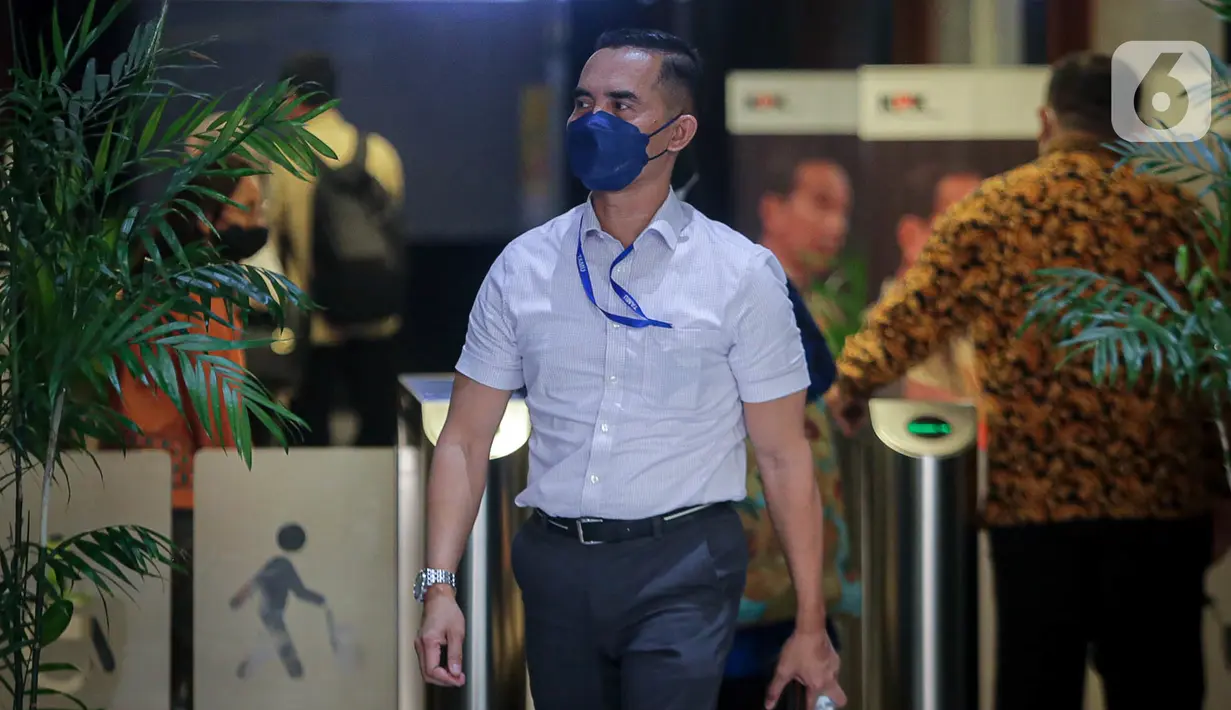 Mantan Kepala Bea Cukai Yogyakarta Eko Darmanto berjalan usai diperiksa di Gedung Merah Putih KPK, Jakarta, Selasa (7/3/2023). KPK melakukan pemeriksaan terhadap Eko Darmanto untuk dimintai klarifikasi terkait Laporan Harta Kekayaan Penyelenggara Negara (LHKPN) sebesar Rp 15,7 miliar. (Liputan6.com/Faizal Fanani)