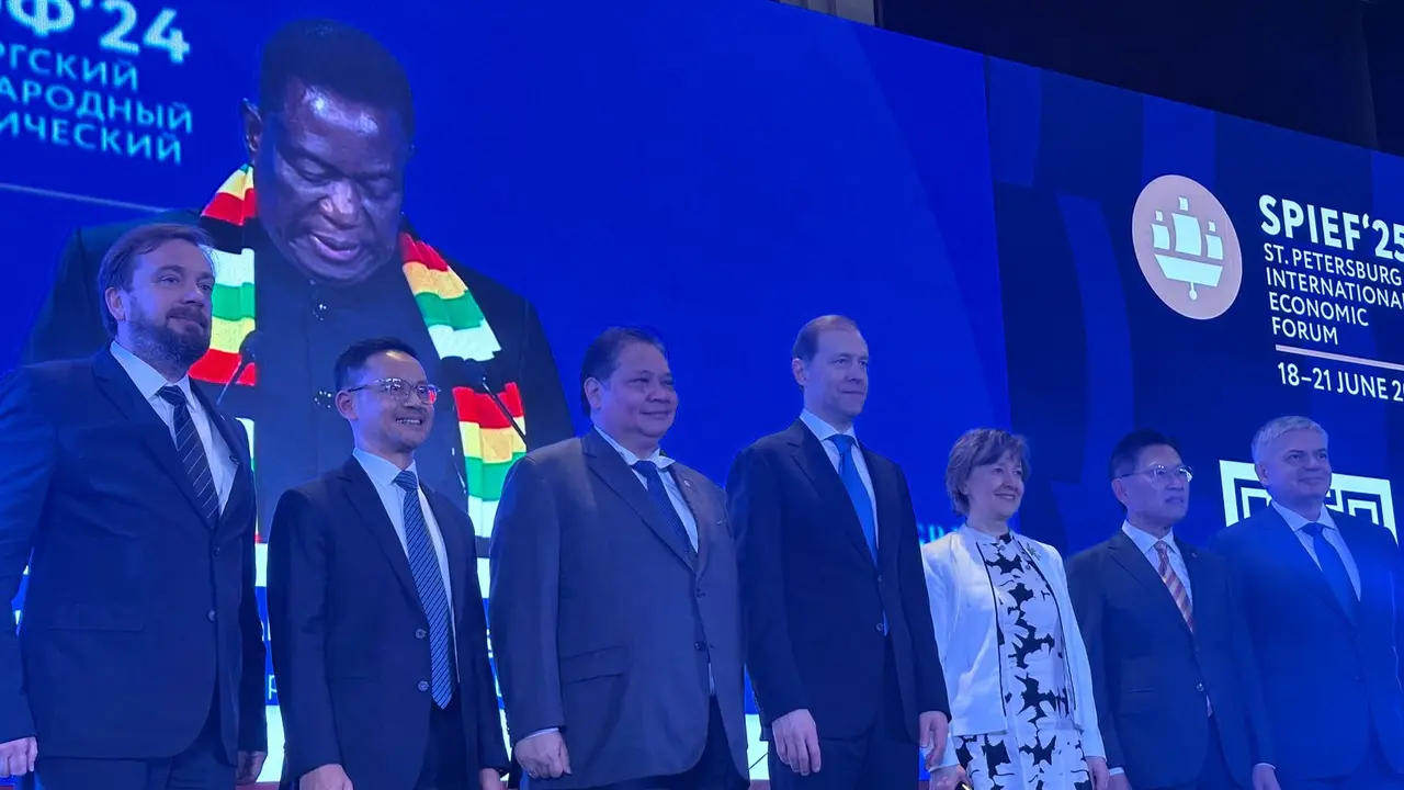 Wakil Perdana Menteri Federasi Rusia Denis Manturov dan Menteri Koordinator Bidang Perekonomian Airlangga Hartarto dalam panel diskusi "Rusia-Indonesia Business Forum" 2025 di Jakarta, Senin (14/4/2025). (Liputan6.com/Benedikta Miranti)