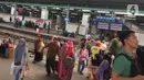 Penumpang berlalu-lalang di peron Stasiun Manggarai, Jakarta, Jumat (20/12/2019). Dirut KCI Wiwik Widayanti mengatakan total jumlah penumpang hingga Oktober 2019 mencapai 278,7 juta orang. (Liputan6.com/Immanuel Antonius)