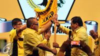 Ketua Umum Partai Golkar Aburizal Bakrie (kiri), memberikan Panji Partai Golkar kepada Pimpinan Rapat Nurdin Halid seusai memberikan Pidato terakhirnya di  Musyawarah Nasional Luar Biasa (Munaslub) di Nusa Dua, Bali (16/5). (Liputan6.com/Johan Tallo)