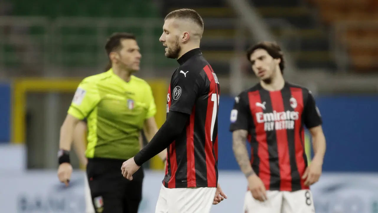 FOTO: Terpleset di San Siro, AC Milan Kian Menjauh dari Inter Milan