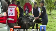 Dahsyatnya tsunami juga menyebabkan bangunan luluh lantak. 430 unit rumah warga rusak berat, 9 hotel dan tempat wisata hancur, puluhan kapal rusak berat serta puluhan kendaraan berserakan.