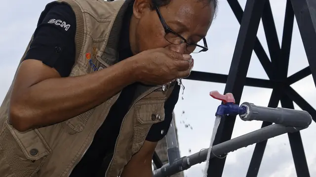 YPP Emtek Media menghadirkan air siap pakai untuk masyarakat yang terdampak bencana.