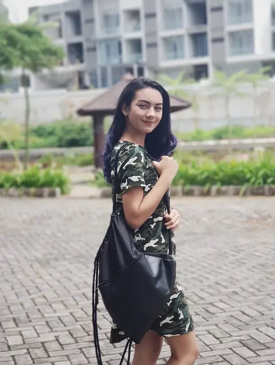Army look merupakan salah satu gaya yang diidolakan Ersya. Ia mengenakan dress yang berbentuk army dan membuat penampilannya terlihat sporty dan kece banget. (Instagram/ersyaurel)