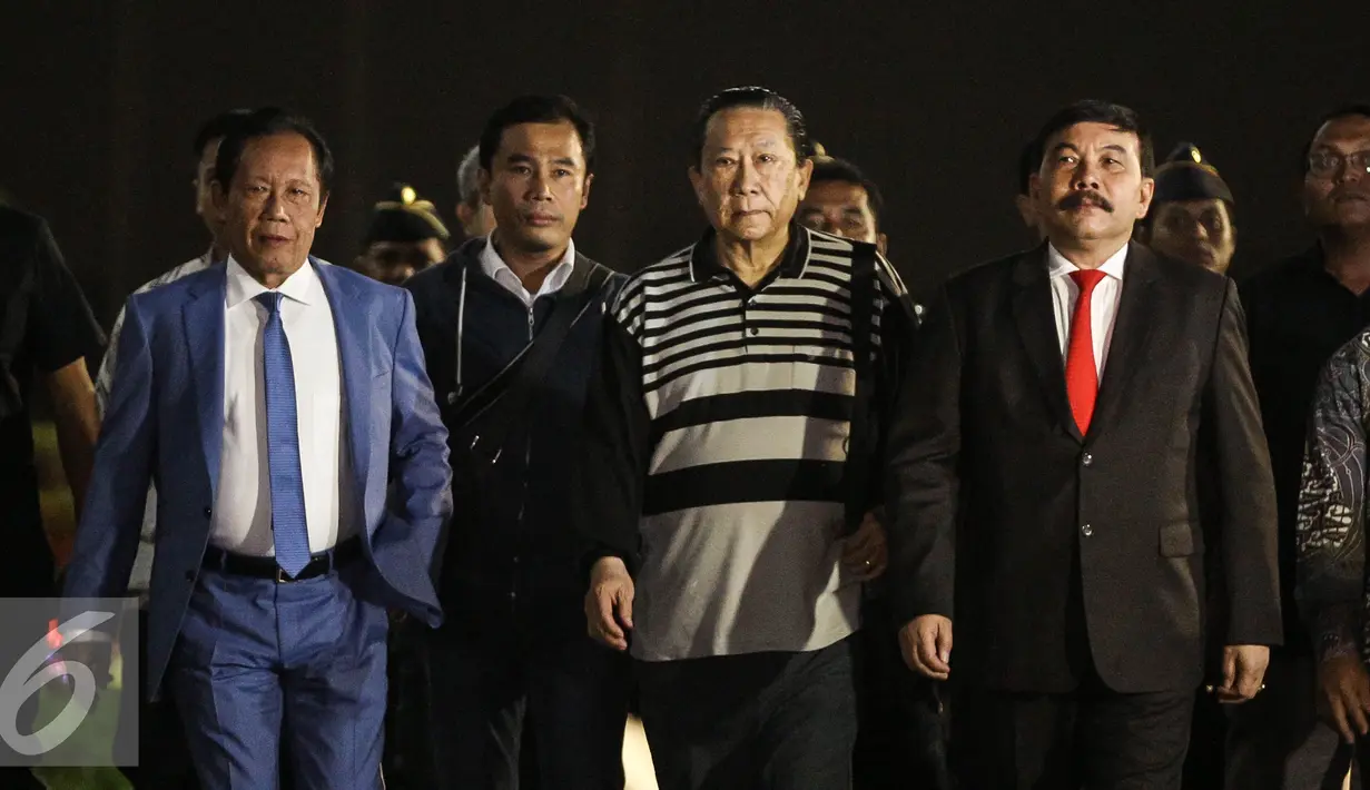 Terpidana kasus korupsi Bantuan Likuiditas Bank Indonesia (BLBI) Samadikun Hartono (tengah) tiba di Bandara Halim Perdana Kusuma, Jakarta, Kamis (21/4/2016) Samadikun telah ditangkap di Shanghai, China beberapa waktu lalu. (Liputan6.com/Faizal Fanani)