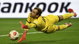 Pau Lopez. Kiper asal Spanyol berusia 27 tahun yang dipinjamkan AS Roma ke Marseille awal musim ini sementara menjadi kiper dengan torehan clean sheet terbanyak di Liga Prancis musim 2021/2022. Ia telah mencetak 10 kali clean sheet musim ini dari total 21 laga. (AFP/Alexander Nemenov)