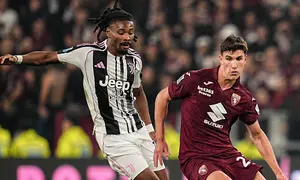 Gelandang Juventus, Khephren Thuram, berebut bola dengan pemain Torino, Cesare Casadei (kanan), dalam pertandingan Serie A antara Juventus dan Torino di Turin, Italia, Sabtu, 8 November 2025. (Marco Alpozzi/LaPresse via AP)
