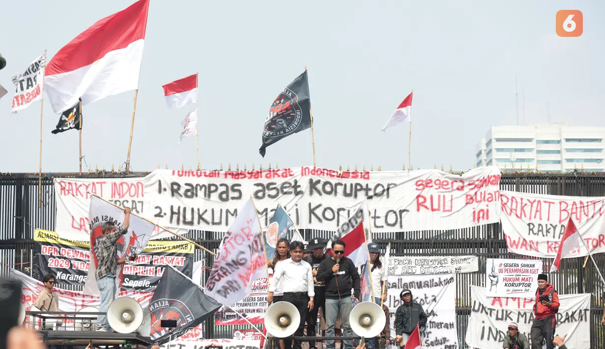 Sejumlah massa Aliansi Masyarakat Pati Bersatu (AMPB) menggelar aksi unjuk rasa di depan kompleks gedung wakil rakyat, Jakarta, Kamis (27/8/2026). Dalam aksinya, mereka menyuarakan tuntutan terkait pemberantasan korupsi, termasuk mendesak DPR dan pemerintah segera mengesahkan RUU Perampasan Aset serta menerapkan hukuman terberat bagi koruptor. (KLY/Budy Santoso)
