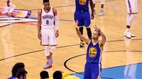  Guard Golden State Warriors, Stephen Curry, berselebrasi saat Gim 6 final Wilayah Barat NBA kontra Oklahoma City Thunder, di  Chesapeake Energy Arena, Toronto, Sabtu (28/5/2016) malam waktu setempat. (Reuters/Kevin Jairaj-USA TODAY Sports)
