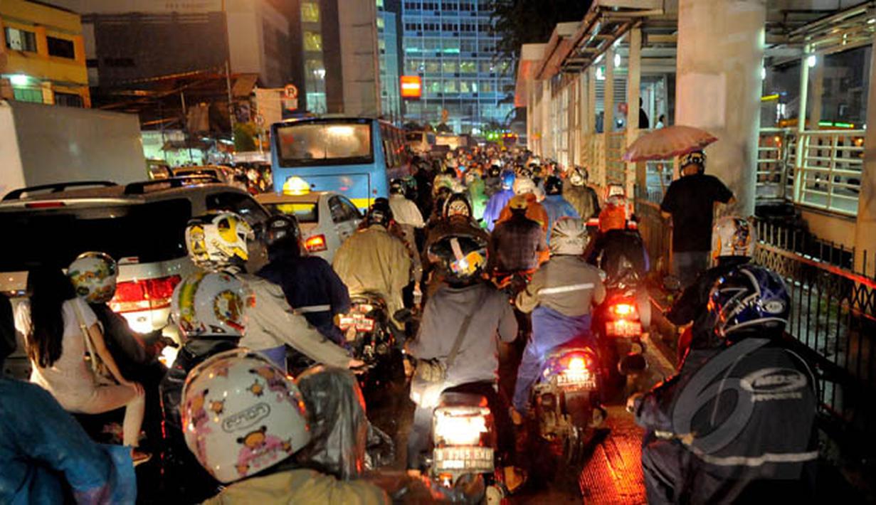 Para pengendara yang mengantre karena terjebak banjir di ruas Jalan Daan Mogot, Jakarta, Senin (9/2/2015) malam. (Liputan6.com/Faisal R Syam)
