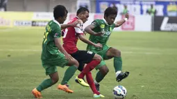 Pemain Persebaya United, Ilham Udin Armain berebut bola dengan pemain Persiba Balikpapan, Rendi Saputra, dalam lanjutan Piala Presiden 2015 di Stadion Si Jalak Harupat, Bandung. Kamis (10/9/2015). (Bola.com/Vitalis Yogi Trisna)