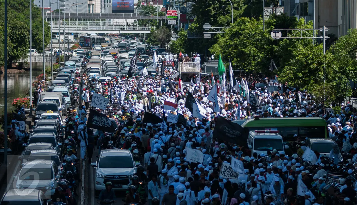 Massa Gerakan Nasional Pengawal Fatwa-MUI (GNPF-MUI) menggelar "Aksi Simpatik Menjaga Independensi Hakim", Jakarta, Jumat (28/4). Tujuan aksi untuk mengawal kasus dugaan penistaan agama oleh Ahok. (Liputan6.com/Gempur M Surya)