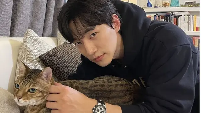 Lee Junho pemain King The Land bersama salah satu peliharaannya. (Instagram @lee2jh)