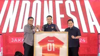 Direktur Utama Bank Mandiri Darmawan Junaidi (kiri), Direktur PT Garuda Sepak Bola Indonesia (GSI) Marsal Masita, dan Ketua Umum PSSI Erick Thohir berfoto bersama dalam acara penandatanganan kerjasama antara Bank Mandiri dan PSSI di Plaza Mandiri, Senayan, Jakarta, Jumat (23/08/2024). (Bola.com/Bagaskara Lazuardi)